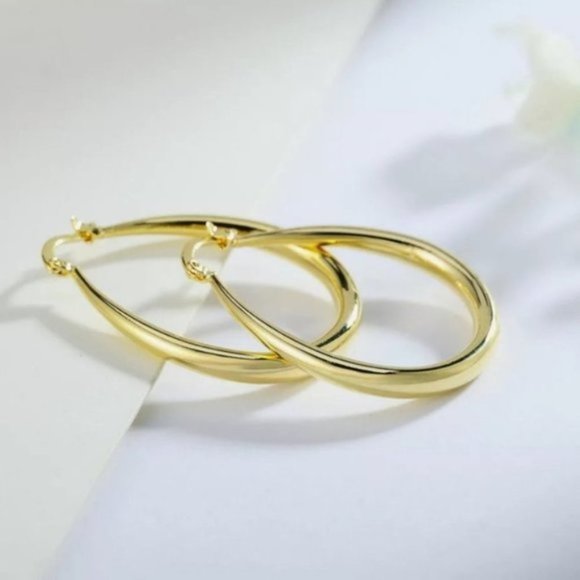 **18K Yellow Gold 1.5'' Oval Hoop Earrings - Picture 4 of 11